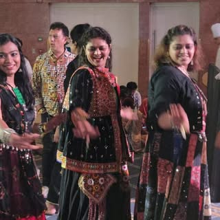 Friends + Garba = Guaranteed Bloopers💃🏿💃🏼💃🏼