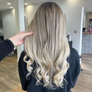 Creamy Blonde Balayage 💖

By Charlotte K 

#balayage #blondebalayage #blondehair #essexhairdresser 