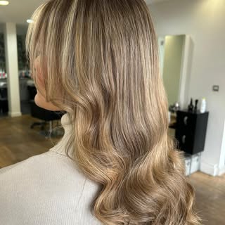 Teddy Bear Bronde 🧸🤎

Colour of the season! 
Highlights and extensions by Alex 🐻 

#bronde #brond