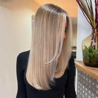 ✨ Just a little moment for the Creamiest blonde ✨

Colour by Charlotte K 

#creamyblonde #blondehair