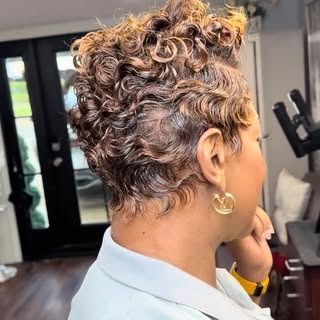 Custom Full Lace • 100% Scalp Illusion ✨

Every Pink & Pouty unit is custom-made and tailored to fit