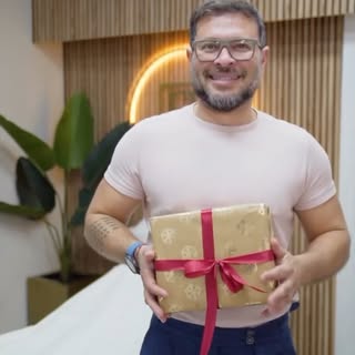 Gracias por acompañarnos, el mejor regalo: nuestros pacientes ❤️✨ Os deseamos prosperidad, salud y u