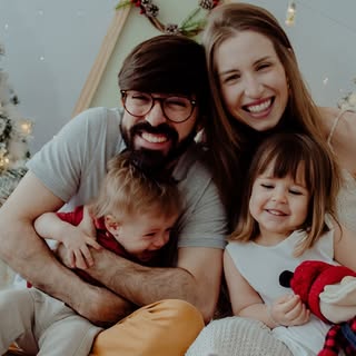 A nossa família deseja um Feliz Natal! Que o verdadeiro significado desta data encha nossos corações