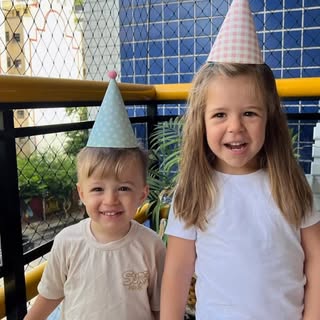 ✨ 05/fev ✨
Comemoração dupla!
Bia e Bê, estaremos sempre aqui por vocês!
Amamos demais demais! 
Com 