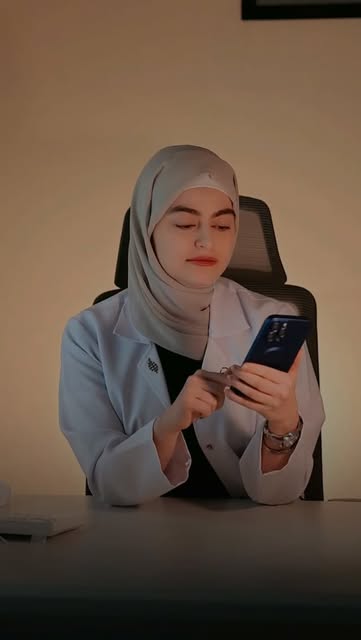 لماذا ننظر إلى ما هو أبعد من فروة الرأس عند علاج تساقط الشعر؟

يمكن أن تتأثر صحة الشعر بما يحدث داخل