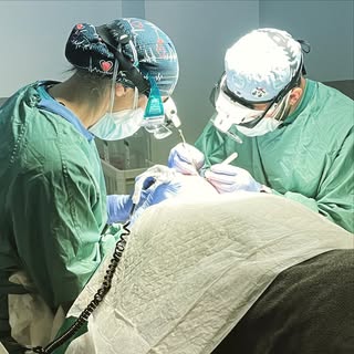 Mediante la técnica FUE zafiro extraemos pelo a pelo de la parte posterior de la cabeza unos folícul