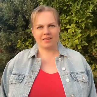 Suchy szampon nie „myje” skóry głowy — absorbuje nadmiar sebum i daje efekt świeżości. 👀 
Jako tryc