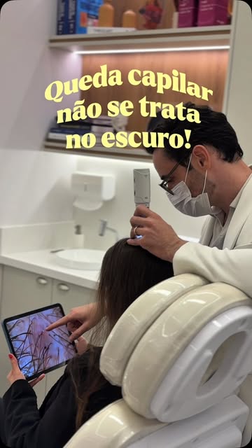 Quando o assunto é queda capilar, nem sempre o que vemos no espelho conta toda a história.
Na tricos