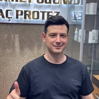 Bir saç protezi uygulamasının doğal görünüm kazanması, doğru kesim ve şekillendirme ile tamamlanır.
