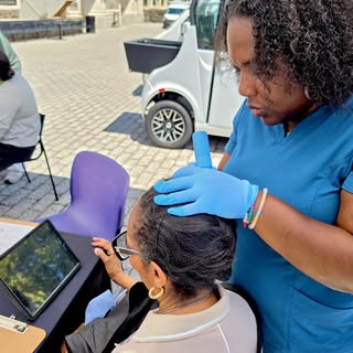 What if your hair was trying to tell you something? 🤔
.
.
According to dermatologists at @hopkinsme