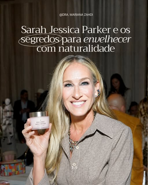 Sarah Jessica Parker completou 61 anos, e o que mais chama atenção não é só como ela está, mas a for