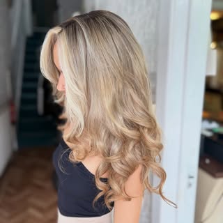 Expensive Blonde👸🏼

Full head balayage with a bold money piece for maximum brightness✨

Ring for a