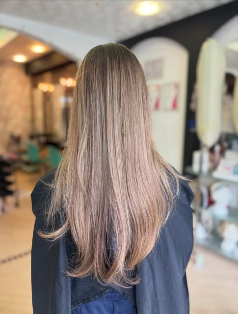Brondie🤎

Half head fine foilyage with a warm dark blonde toner added, finished with a trim and bou