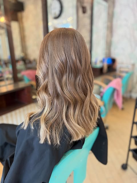 Fresh cut🤩

Cut and blow finished with pretty waves💇🏼‍♀️🤍

Hair by our stylist @ellarosaa_ 
Ring