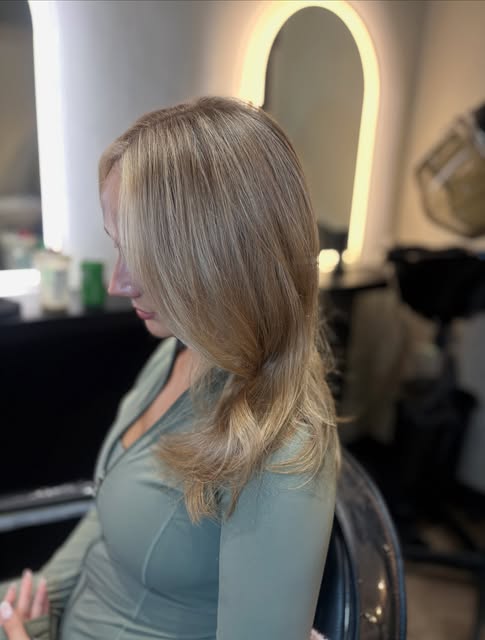 Honey Blonde🍯

Our client had back to back bright blonde foils before but realised the upkeep didn’