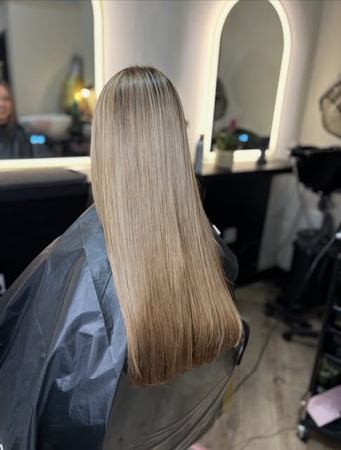 Foilayge🤍🤎

Full head balayage refresh using foils, keeping it super close to the root but leaving