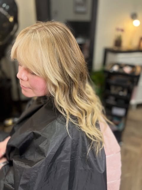 Golden Bold Money Piece💛

Our client has been gradually growing out her bright blonde balayage but 