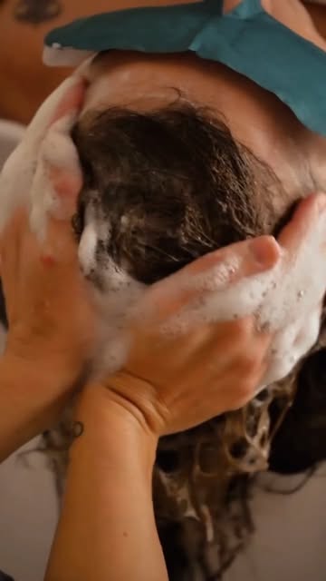 ​El secreto de una melena sana no empieza en las puntas, empieza en tu cuero cabelludo. 💆‍♀️✨
​Nues
