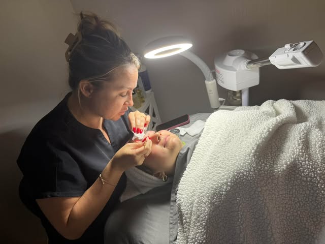 Amanda was expertly fine tuning these beautiful eyebrows during a back to school facial 🚌 

#backto