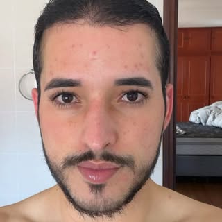 Um dia eu olhei no espelho e pensei: “eu preciso mudar isso.”
Hoje eu olho e penso: ainda bem que eu