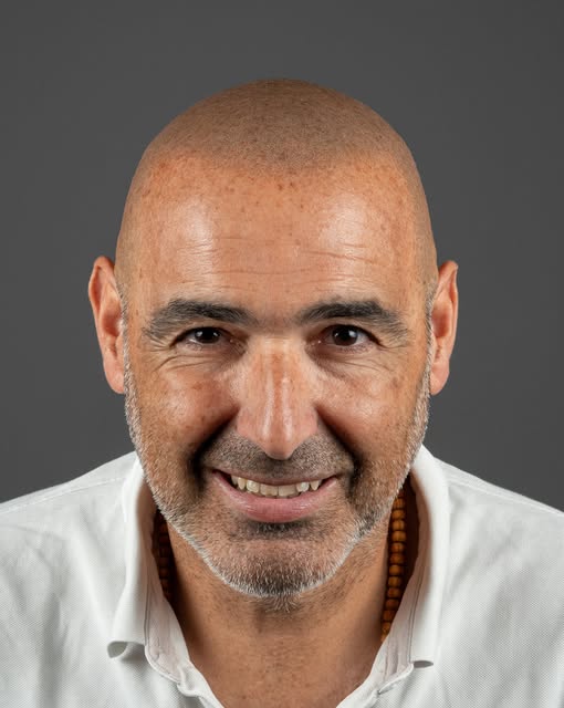 Íñigo llegó al estudio con una idea clara: dejar de darle vueltas a la alopecia y encontrar un look 