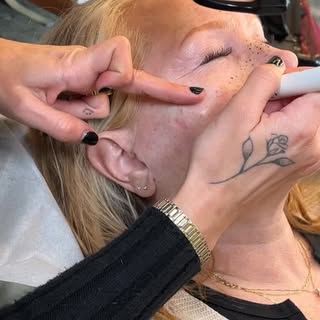 FRESH FRECKS ON MATURE SKIN 🤩

DM or text (949)518-9933 to book!

•

•

•

#FreckleTattoo #Cosmetic