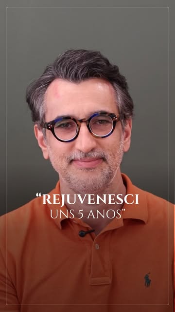 Ele rejuvenesceu quatro, cinco anos depois da cirurgia e isso tem explicação.

A linha do cabelo des