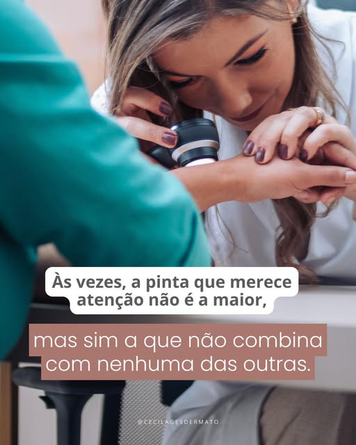 Quando examino a pele, não olho cada pinta como se ela estivesse sozinha. Eu também comparo uma com 