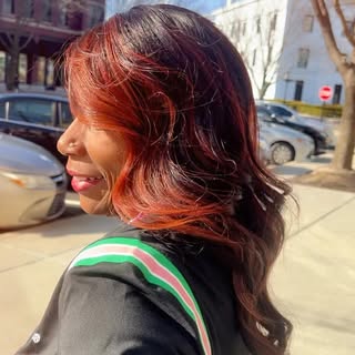 Glue? Ew. We don’t do that here. 🙅🏾‍♀️

Every wig we provide is 100% glueless,because comfort, sec