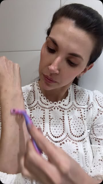 Raspar os pelos com gilete não faz com que cresçam mais grossos! Isso é um grande mito! 

Imagina qu