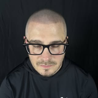 Voici le rafraîchissement, après 3 ans, de l'effet subtile à Giancarlo. #micropigmentation