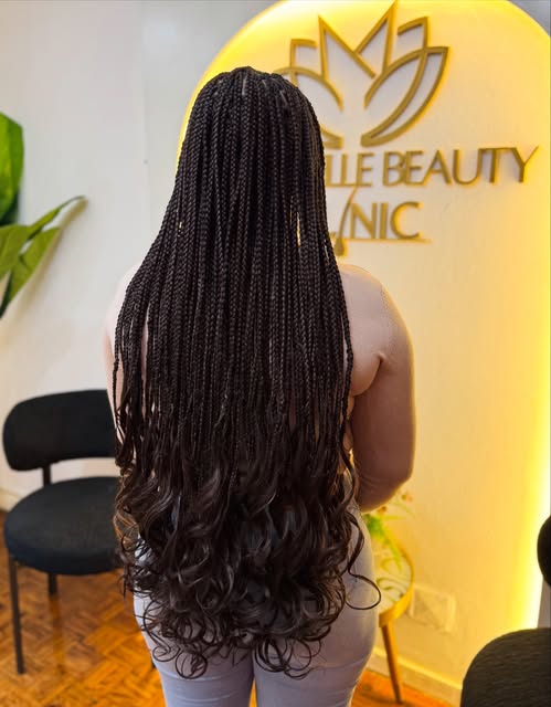 French Curls Longas 🙌🏾😍😍

Marcações: 846332761 📲 
Av. Ahmed Sekou Touré, Nr 1505 RC, Maputo. 📍