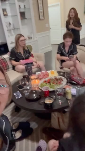 PJ party ➡️ my house after-party 😂🥂💦
Food, drinks, hot tub, jacuzzi… and WAY too much laughing!

