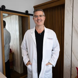 Soy el Dr. Alejandro Medina, Cirujano Plástico. 👨‍⚕️
A lo largo de mi trayectoria, he acompañado a 