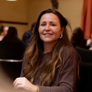 Não é só de CNPJ que vive esse perfil. ♠️

Mulheres à mesa, boas conversas e um pouco de poker estra