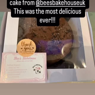 🙏🏾Over the weekend I had the pleasure of receiving the gift of a cake made by @beesbakehouseuk 

�