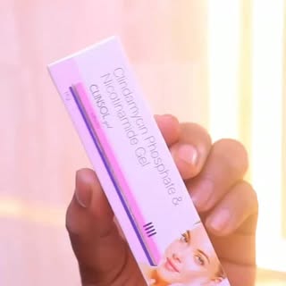 Clindamycin cream isn’t a “cure-all” for every skin problem! 🧴🚨
It’s an antibiotic used for certai