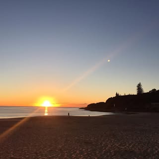 5:34am AT 2430. Sunrise Blackhead Beach Style. #hallidaisies #hallidays #hallidayspoint #blackheadbe
