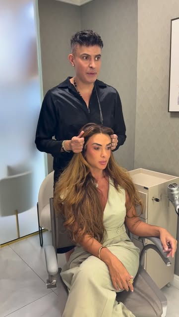 Nicole experienciando as opções de cabelo, eu achei que o primeiro cabelo ficou incrível