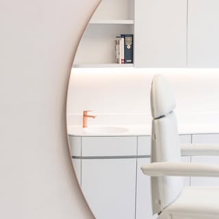 Nuestro consultorio es un espacio único, cálido e innovador que evoca formas orgánicas y fluidas par