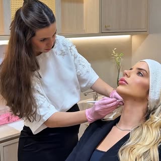Dia de cuidar da pele com tecnologia: Liftera ON 💖✨ Pela minha dermato maravilhosa @thaisperaro.der
