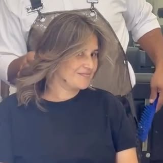 Un balayage rubio beige no solo transforma el color, también transforma la forma en que tu cabello r
