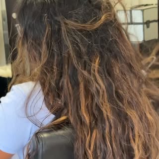¿Sientes que tu cabello tiene frizz, perdió brillo o ya no se ve saludable? ✨

Muchas veces no neces
