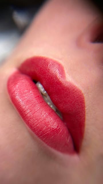 Heute gibt’s ein kleines Geheimnis aus meinem Aquarell-Lips-Alltag 👀

Schau dir die Makroaufnahme g