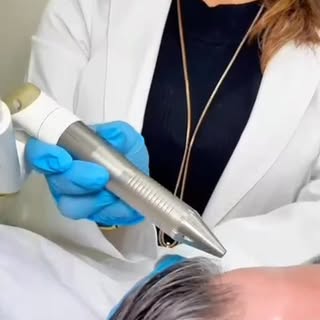 ¿Notas que se te está cayendo el pelo? 💆‍♀️
Tengo la solución: un tratamiento precoz con láser capi