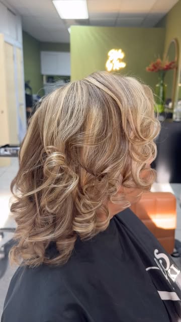 When my client says, “Take it up a notch,” I know exactly what to do! ✨ 

A full highlight and base 