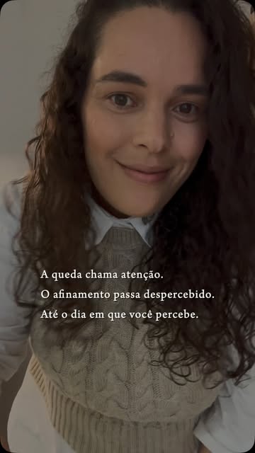 Nem sempre o primeiro sinal é encontrar mais fios no chão.
Às vezes, é a risca mais larga, o rabo de