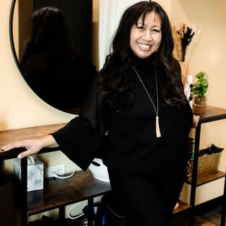 Hi, I’m Sammie—founder of Sam Hair Design. After nearly 20 years behind the chair, I’ve made men’s h