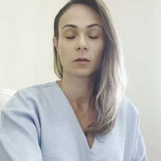 A menopausa não muda apenas o corpo. Ela também pode transformar os cabelos. 

É comum perceber os f