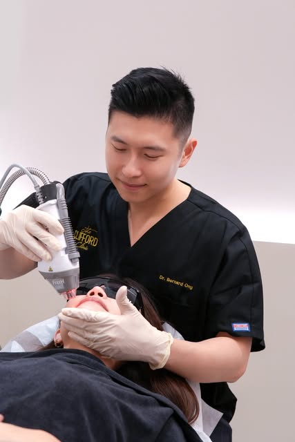 Skin can look dull, rough or uneven when old acne scars, pigmentation and collagen loss start to aff